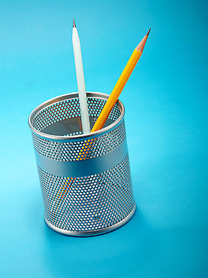 포토 JPG 스튜디오촬영 백그라운드 2 문구용품 학용품 색연필 실내 사람없음 필기구 연필 펜 볼펜 사무용품 두개 오브젝트 연필꽂이 색연필백그라운드 국내포토 내부 파일형식