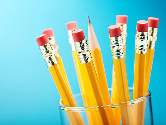 포토 JPG 스튜디오촬영 백그라운드 패턴 문구용품 학용품 색연필 잔 실내 사람없음 컵 필기구 연필 사무용품 여러개 오브젝트 지우개 연필꽂이 일렬 색연필백그라운드 국내포토 식기 다수 무늬 내부 파일형식