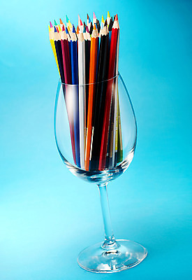 포토 JPG 스튜디오촬영 백그라운드 패턴 문구용품 학용품 색연필 잔 실내 사람없음 컵 컬러풀 필기구 연필 사무용품 여러개 오브젝트 연필꽂이 일렬 색연필백그라운드 국내포토 식기 컬러 다수 무늬 내부 파일형식