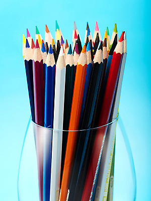 포토 JPG 스튜디오촬영 백그라운드 패턴 문구용품 학용품 색연필 잔 실내 사람없음 컵 컬러풀 필기구 연필 사무용품 여러개 오브젝트 연필꽂이 일렬 색연필백그라운드 국내포토 식기 컬러 다수 무늬 내부 파일형식