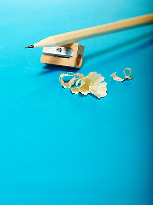 포토 JPG 스튜디오촬영 1 백그라운드 문구용품 학용품 색연필 실내 사람없음 한개 필기구 연필 사무용품 오브젝트 색연필백그라운드 연필깎이 국내포토 내부 파일형식