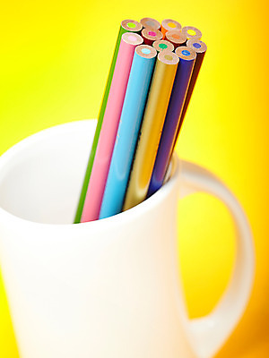 포토 JPG 스튜디오촬영 백그라운드 패턴 문구용품 학용품 색연필 잔 실내 사람없음 컵 필기구 연필 사무용품 여러개 오브젝트 연필꽂이 색연필백그라운드 국내포토 식기 다수 무늬 내부 파일형식