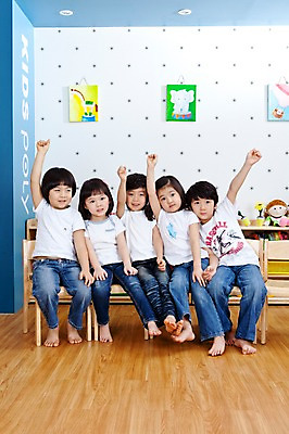 포토 JPG 전신 라이프스타일 여자 남자 어린이 액자 의자 놀이 실내 미소 웃음 사람 앉기 동양인 소녀 소년 여러명 라이프 친구 손들기 유치원 유치원생 한국인 발표 질문 유치원생라이프 그림 어린이만 국내포토 교육 가구 다수 관계 모션 표정 인종 내부 생활 파일형식