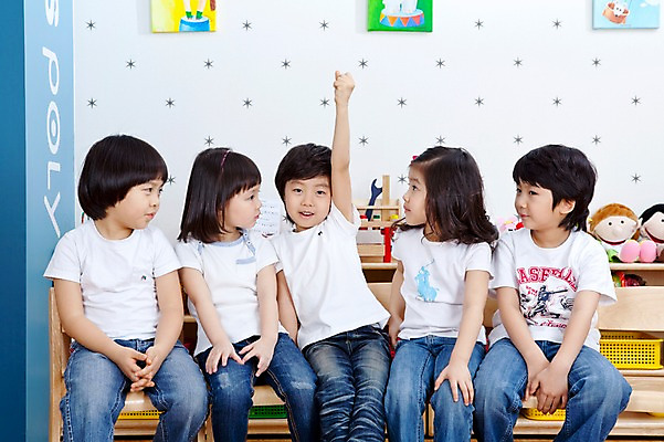 포토 JPG 전신 라이프스타일 응시 여자 남자 어린이 액자 의자 놀이 실내 사람 앉기 동양인 소녀 소년 여러명 라이프 친구 손들기 유치원 유치원생 한국인 발표 질문 유치원생라이프 그림 어린이만 국내포토 시선 교육 가구 다수 관계 모션 인종 내부 생활 파일형식