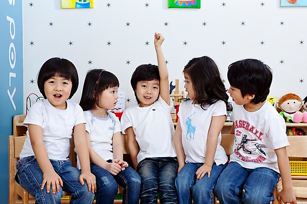 포토 JPG 전신 라이프스타일 여자 남자 어린이 액자 의자 놀이 실내 미소 웃음 사람 앉기 동양인 소녀 소년 여러명 라이프 친구 손들기 유치원 유치원생 한국인 발표 질문 유치원생라이프 그림 어린이만 국내포토 교육 가구 다수 관계 모션 표정 인종 내부 생활 파일형식