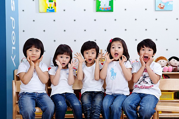 포토 JPG 전신 라이프스타일 여자 남자 어린이 액자 의자 놀이 실내 입벌림 사람 앉기 동양인 소녀 소년 여러명 라이프 앞모습 친구 놀람 유치원 유치원생 한국인 유치원생라이프 그림 어린이만 국내포토 교육 감정 뷰포인트 가구 다수 관계 모션 표정 인종 내부 생활 파일형식