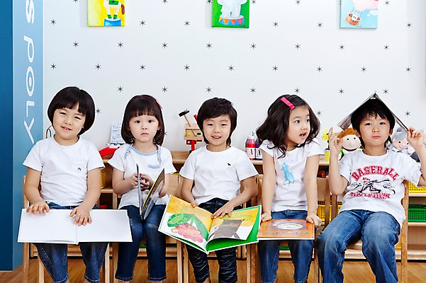 포토 JPG 전신 라이프스타일 여자 어린이교육 교육 남자 어린이 액자 의자 놀이 교재 실내 웃음 사람 앉기 동양인 소녀 소년 여러명 라이프 앞모습 책 친구 독서 유치원 유치원생 한국인 유치원생라이프 그림 어린이만 국내포토 뷰포인트 가구 다수 관계 모션 표정 인종 내부 생활 파일형식