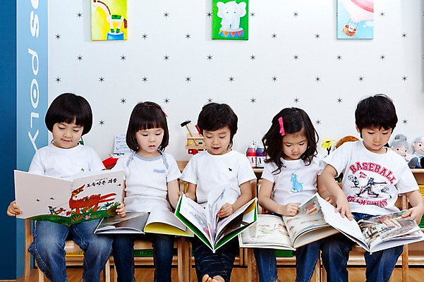 포토 JPG 전신 라이프스타일 여자 어린이교육 교육 남자 어린이 액자 의자 놀이 교재 실내 사람 앉기 동양인 소녀 소년 여러명 라이프 앞모습 책 친구 독서 유치원 유치원생 한국인 유치원생라이프 그림 어린이만 국내포토 뷰포인트 가구 다수 관계 모션 인종 내부 생활 파일형식