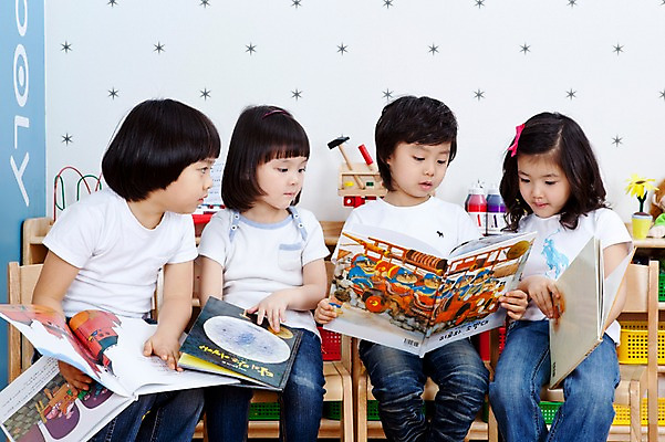 포토 JPG 전신 라이프스타일 여자 어린이교육 교육 남자 어린이 의자 놀이 교재 실내 사람 앉기 동양인 소녀 소년 여러명 라이프 앞모습 책 친구 독서 유치원 유치원생 한국인 유치원생라이프 어린이만 국내포토 뷰포인트 가구 다수 관계 모션 인종 내부 생활 파일형식