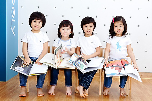 포토 JPG 전신 라이프스타일 여자 어린이교육 교육 남자 어린이 의자 놀이 교재 실내 미소 웃음 사람 앉기 동양인 소녀 소년 여러명 라이프 앞모습 책 친구 독서 유치원 유치원생 한국인 유치원생라이프 어린이만 국내포토 뷰포인트 가구 다수 관계 모션 표정 인종 내부 생활 파일형식