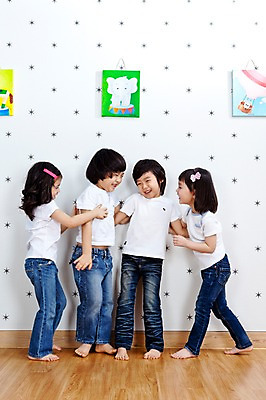 포토 JPG 전신 라이프스타일 여자 남자 어린이 액자 놀이 실내 서기 미소 웃음 사람 동양인 소녀 소년 여러명 라이프 친구 유치원 유치원생 한국인 유치원생라이프 그림 간지럼 어린이만 국내포토 교육 다수 관계 모션 표정 인종 내부 생활 파일형식