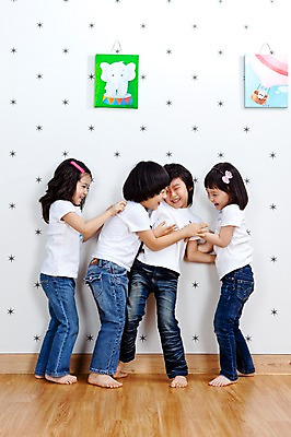 포토 JPG 전신 라이프스타일 여자 남자 어린이 액자 놀이 실내 서기 미소 웃음 사람 동양인 소녀 소년 여러명 라이프 친구 유치원 유치원생 한국인 유치원생라이프 그림 간지럼 어린이만 국내포토 교육 다수 관계 모션 표정 인종 내부 생활 파일형식