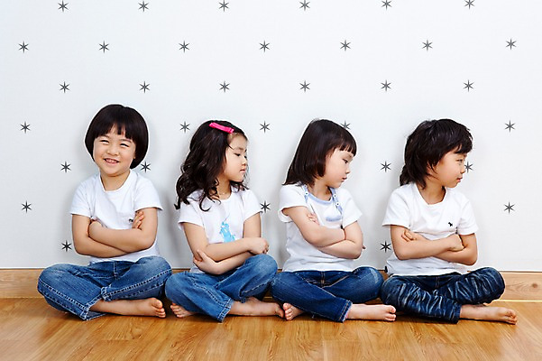 포토 JPG 전신 라이프스타일 여자 남자 어린이 놀이 실내 미소 웃음 사람 동양인 소녀 소년 여러명 라이프 친구 유치원 유치원생 한국인 외면 유치원생라이프 가부좌 삐침 불화 토라짐 어린이만 국내포토 교육 감정 다수 컨셉 관계 표정 앉기 인종 내부 생활 파일형식