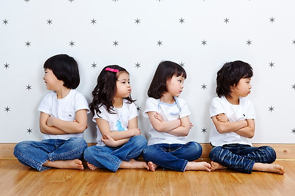 포토 JPG 전신 라이프스타일 여자 남자 어린이 놀이 실내 사람 동양인 소녀 소년 여러명 라이프 친구 유치원 유치원생 한국인 외면 유치원생라이프 가부좌 삐침 불화 토라짐 어린이만 국내포토 교육 감정 다수 컨셉 관계 앉기 인종 내부 생활 파일형식