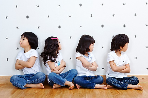 포토 JPG 전신 라이프스타일 여자 남자 어린이 놀이 실내 사람 동양인 소녀 소년 여러명 라이프 친구 유치원 유치원생 한국인 외면 유치원생라이프 가부좌 삐침 불화 토라짐 어린이만 국내포토 교육 감정 다수 컨셉 관계 앉기 인종 내부 생활 파일형식