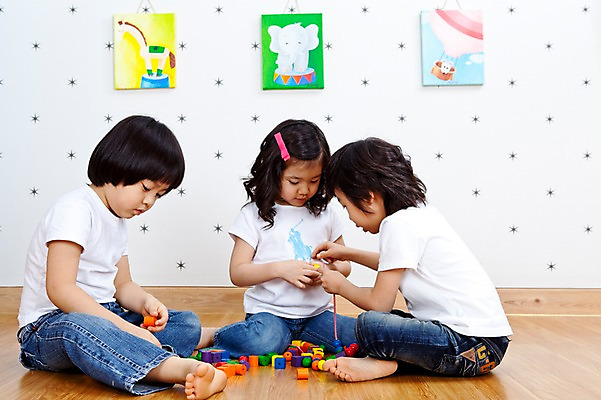 포토 JPG 전신 라이프스타일 여자 어린이교육 교육 남자 어린이 액자 놀이 실내 사람 앉기 동양인 소녀 소년 라이프 세명 친구 장난감 놀이용품 블록 유치원 유치원생 한국인 유치원생라이프 그림 교구 어린이만 국내포토 관계 모션 인종 내부 생활 오브젝트 파일형식