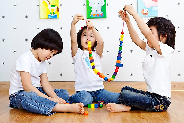 포토 JPG 전신 라이프스타일 여자 어린이교육 교육 남자 어린이 액자 놀이 실내 사람 앉기 동양인 소녀 소년 라이프 세명 친구 장난감 놀이용품 블록 유치원 유치원생 한국인 유치원생라이프 그림 교구 어린이만 국내포토 관계 모션 인종 내부 생활 오브젝트 파일형식