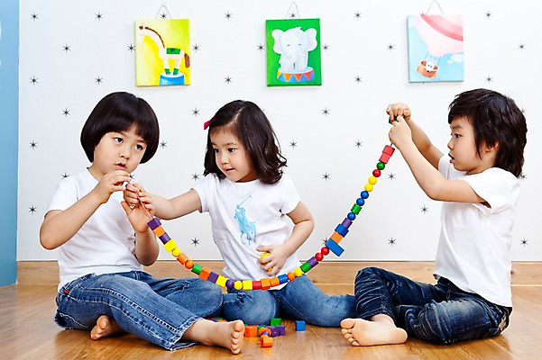 포토 JPG 전신 라이프스타일 여자 어린이교육 교육 남자 어린이 액자 놀이 실내 사람 앉기 동양인 소녀 소년 라이프 세명 친구 장난감 놀이용품 블록 유치원 유치원생 한국인 유치원생라이프 그림 교구 어린이만 국내포토 관계 모션 인종 내부 생활 오브젝트 파일형식