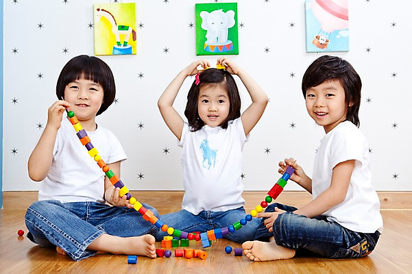 포토 JPG 전신 라이프스타일 여자 어린이교육 교육 남자 어린이 액자 놀이 실내 미소 웃음 사람 앉기 동양인 소녀 소년 라이프 세명 친구 장난감 놀이용품 블록 유치원 유치원생 한국인 유치원생라이프 그림 교구 어린이만 국내포토 관계 모션 표정 인종 내부 생활 오브젝트 파일형식