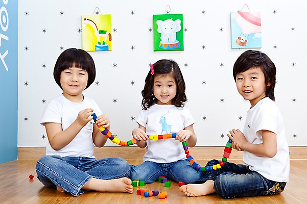 포토 JPG 전신 라이프스타일 여자 어린이교육 교육 남자 어린이 액자 놀이 실내 미소 웃음 사람 앉기 동양인 소녀 소년 라이프 세명 친구 장난감 놀이용품 블록 유치원 유치원생 한국인 유치원생라이프 그림 교구 어린이만 국내포토 관계 모션 표정 인종 내부 생활 오브젝트 파일형식