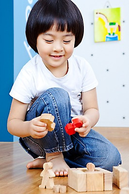 포토 JPG 전신 라이프스타일 어린이교육 교육 남자 어린이 액자 놀이 실내 한명 미소 웃음 사람 앉기 동양인 소년 라이프 앞모습 장난감 놀이용품 모형 블록 유치원 유치원생 한국인 퍼즐 유치원생라이프 그림 교구 남자만 남자한명만 어린이만 소년만 소년한명만 국내포토 1 뷰포인트 모션 표정 인종 내부 생활 오브젝트 파일형식