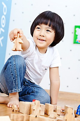 포토 JPG 전신 라이프스타일 어린이교육 교육 남자 어린이 놀이 실내 한명 미소 웃음 사람 앉기 동양인 소년 라이프 앞모습 장난감 놀이용품 모형 블록 유치원 유치원생 한국인 퍼즐 유치원생라이프 교구 남자만 남자한명만 어린이만 소년만 소년한명만 국내포토 1 뷰포인트 모션 표정 인종 내부 생활 오브젝트 파일형식