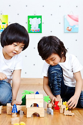 포토 JPG 전신 라이프스타일 어린이교육 교육 남자 어린이 액자 놀이 실내 사람 앉기 동양인 소년 두명 라이프 앞모습 친구 장난감 놀이용품 모형 블록 유치원 유치원생 한국인 퍼즐 유치원생라이프 그림 교구 남자만 어린이만 소년만 국내포토 뷰포인트 관계 모션 인종 내부 생활 오브젝트 파일형식