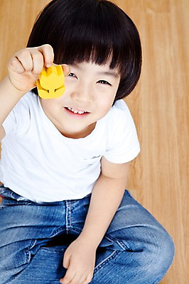 포토 JPG 전신 라이프스타일 어린이교육 교육 남자 꽃 어린이 놀이 실내 한명 미소 웃음 사람 앉기 동양인 소년 라이프 앞모습 하이앵글 장난감 놀이용품 모형 블록 유치원 유치원생 한국인 유치원생라이프 교구 꽃모형 남자만 남자한명만 어린이만 소년만 소년한명만 국내포토 식물 1 뷰포인트 모션 표정 인종 내부 생활 오브젝트 파일형식