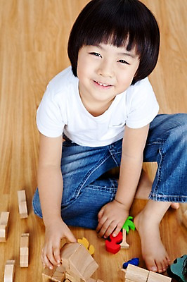 포토 JPG 전신 라이프스타일 어린이교육 교육 남자 어린이 놀이 실내 한명 미소 웃음 사람 앉기 동양인 소년 라이프 앞모습 하이앵글 장난감 놀이용품 모형 블록 유치원 유치원생 한국인 퍼즐 유치원생라이프 교구 남자만 남자한명만 어린이만 소년만 소년한명만 국내포토 1 뷰포인트 모션 표정 인종 내부 생활 오브젝트 파일형식