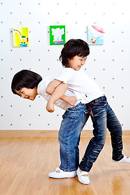 포토 JPG 전신 라이프스타일 어린이교육 교육 남자 어린이 액자 놀이 실내 실내화 서기 미소 웃음 사람 동양인 소년 두명 라이프 옆모습 친구 스트레칭 유치원 유치원생 한국인 등맞대기 유치원생라이프 그림 등배지기 남자만 어린이만 소년만 국내포토 뷰포인트 신발 관계 모션 표정 인종 내부 생활 운동 파일형식