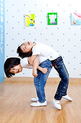 포토 JPG 전신 라이프스타일 어린이교육 교육 남자 어린이 액자 놀이 실내 실내화 서기 사람 동양인 소년 두명 라이프 옆모습 친구 스트레칭 유치원 유치원생 한국인 등맞대기 유치원생라이프 그림 등배지기 남자만 어린이만 소년만 국내포토 뷰포인트 신발 관계 모션 인종 내부 생활 운동 파일형식