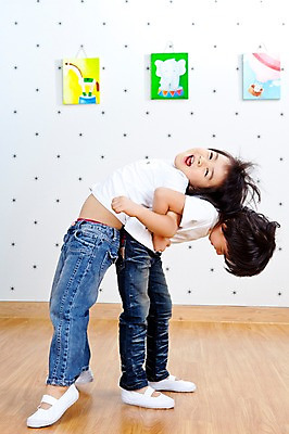 포토 JPG 전신 라이프스타일 어린이교육 교육 남자 어린이 액자 놀이 실내 실내화 서기 미소 웃음 사람 동양인 소년 두명 라이프 옆모습 친구 스트레칭 유치원 유치원생 한국인 등맞대기 유치원생라이프 그림 등배지기 남자만 어린이만 소년만 국내포토 뷰포인트 신발 관계 모션 표정 인종 내부 생활 운동 파일형식