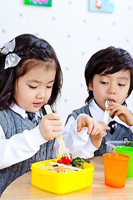 포토 JPG 라이프스타일 여자 어린이교육 교육 남자 어린이 음식 포크 토마토 방울토마토 탁자 실내 사람 앉기 동양인 소녀 소년 상반신 두명 라이프 앞모습 컵 식사 유치원 유치원생 한국인 유치원생라이프 책상 도시락 유치원복 점심 어린이만 국내포토 식기 옷 뷰포인트 가구 채소 모션 인종 내부 생활 파일형식