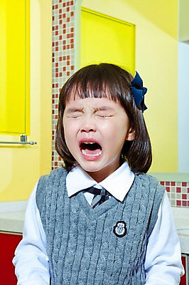 포토 JPG 라이프스타일 여자 어린이교육 교육 초등학생 어린이 실내 한명 사람 동양인 소녀 상반신 라이프 앞모습 유치원 유치원생 거울 한국인 슬픔 울음 유치원생라이프 유치원복 쉬는시간 여자만 여자한명만 어린이만 소녀만 소녀한명만 국내포토 1 학생 옷 감정 뷰포인트 휴식 표정 인종 내부 생활 파일형식