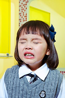 포토 JPG 라이프스타일 여자 어린이교육 교육 초등학생 어린이 실내 한명 사람 동양인 소녀 상반신 라이프 앞모습 유치원 유치원생 거울 한국인 슬픔 울음 유치원생라이프 유치원복 쉬는시간 여자만 여자한명만 어린이만 소녀만 소녀한명만 국내포토 1 학생 옷 감정 뷰포인트 휴식 표정 인종 내부 생활 파일형식