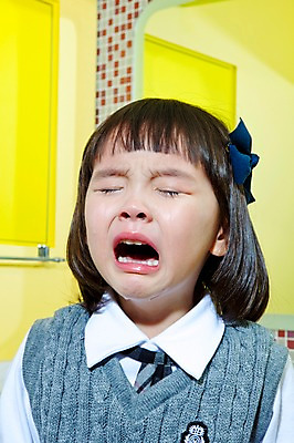 포토 JPG 라이프스타일 여자 어린이교육 교육 초등학생 어린이 실내 한명 사람 동양인 소녀 상반신 라이프 앞모습 유치원 유치원생 거울 한국인 슬픔 울음 유치원생라이프 유치원복 쉬는시간 여자만 여자한명만 어린이만 소녀만 소녀한명만 국내포토 1 학생 옷 감정 뷰포인트 휴식 표정 인종 내부 생활 파일형식