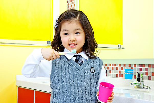 포토 JPG 라이프스타일 여자 어린이교육 교육 초등학생 어린이 실내 한명 사람 동양인 소녀 상반신 라이프 앞모습 컵 유치원 유치원생 거울 한국인 욕실 양치 칫솔 유치원생라이프 세면대 화장실 유치원복 쉬는시간 여자만 여자한명만 어린이만 소녀만 소녀한명만 국내포토 1 학생 식기 옷 뷰포인트 휴식 인종 내부 생활 위생용품 청결 파일형식