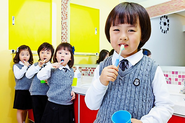 포토 JPG 라이프스타일 여자 어린이교육 교육 남자 어린이 실내 사람 동양인 소녀 소년 여러명 상반신 라이프 앞모습 컵 유치원 유치원생 거울 한국인 욕실 양치 칫솔 유치원생라이프 세면대 화장실 유치원복 쉬는시간 어린이만 국내포토 식기 옷 뷰포인트 다수 휴식 인종 내부 생활 위생용품 청결 파일형식