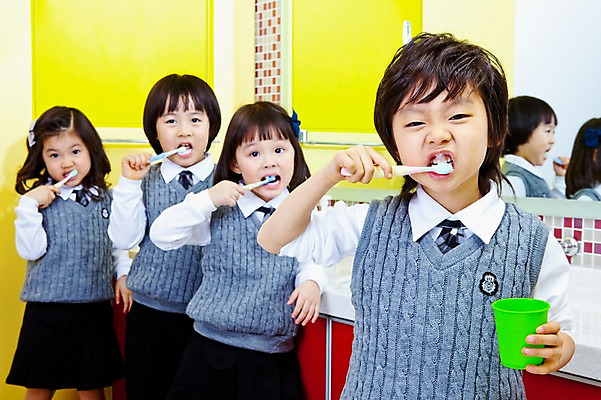 포토 JPG 라이프스타일 여자 어린이교육 교육 남자 어린이 실내 사람 동양인 소녀 소년 여러명 상반신 라이프 앞모습 컵 유치원 유치원생 거울 한국인 욕실 양치 칫솔 유치원생라이프 세면대 화장실 유치원복 쉬는시간 어린이만 국내포토 식기 옷 뷰포인트 다수 휴식 인종 내부 생활 위생용품 청결 파일형식