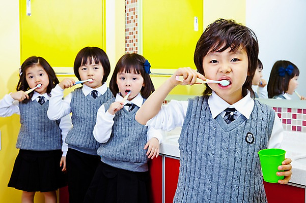 포토 JPG 라이프스타일 여자 어린이교육 교육 남자 어린이 실내 사람 동양인 소녀 소년 여러명 상반신 라이프 앞모습 컵 유치원 유치원생 거울 한국인 욕실 양치 칫솔 유치원생라이프 세면대 화장실 유치원복 쉬는시간 어린이만 국내포토 식기 옷 뷰포인트 다수 휴식 인종 내부 생활 위생용품 청결 파일형식