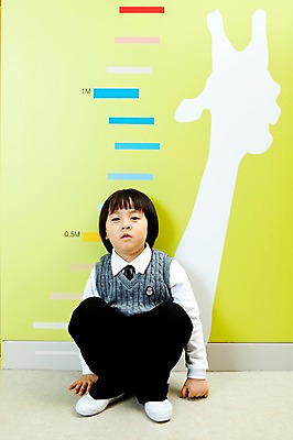 포토 JPG 전신 라이프스타일 어린이교육 교육 남자 초등학생 어린이 실내 한명 사람 앉기 동양인 소년 라이프 앞모습 유치원 유치원생 한국인 유치원생라이프 키 유치원복 쉬는시간 키재기 남자만 남자한명만 어린이만 소년만 소년한명만 국내포토 1 학생 옷 뷰포인트 모션 휴식 인종 내부 생활 측정 파일형식 컨셉