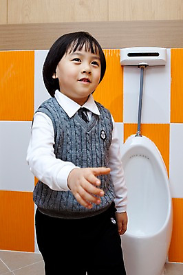 포토 JPG 전신 라이프스타일 어린이교육 교육 남자 초등학생 어린이 실내 한명 서기 사람 동양인 소년 라이프 앞모습 유치원 유치원생 한국인 유치원생라이프 화장실 유치원복 변기 쉬는시간 소변 배변 소변기 용변 남자만 남자한명만 어린이만 소년만 소년한명만 국내포토 1 학생 옷 뷰포인트 모션 휴식 인종 내부 생활 파일형식