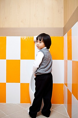 포토 JPG 전신 라이프스타일 어린이교육 교육 남자 초등학생 어린이 실내 한명 서기 사람 동양인 소년 라이프 뒷모습 유치원 유치원생 한국인 유치원생라이프 화장실 유치원복 변기 쉬는시간 소변 배변 용변 남자만 남자한명만 어린이만 소년만 소년한명만 국내포토 1 학생 옷 뷰포인트 모션 휴식 인종 내부 생활 파일형식