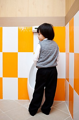 포토 JPG 전신 라이프스타일 어린이교육 교육 남자 초등학생 어린이 실내 한명 서기 사람 동양인 소년 라이프 뒷모습 유치원 유치원생 한국인 유치원생라이프 화장실 유치원복 변기 쉬는시간 소변 배변 용변 남자만 남자한명만 어린이만 소년만 소년한명만 국내포토 1 학생 옷 뷰포인트 모션 휴식 인종 내부 생활 파일형식