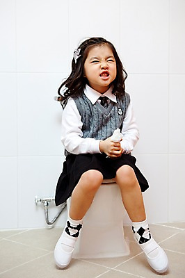 포토 JPG 전신 라이프스타일 여자 어린이교육 교육 초등학생 어린이 실내 한명 사람 앉기 동양인 소녀 라이프 앞모습 유치원 유치원생 한국인 화장지 유치원생라이프 화장실 유치원복 변기 쉬는시간 소변 배변 용변 여자만 여자한명만 어린이만 소녀만 소녀한명만 국내포토 1 학생 옷 뷰포인트 모션 휴식 인종 내부 생활 파일형식