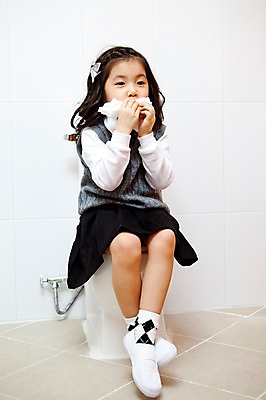 포토 JPG 전신 라이프스타일 여자 어린이교육 교육 초등학생 어린이 실내 한명 사람 앉기 동양인 소녀 라이프 앞모습 유치원 유치원생 한국인 화장지 유치원생라이프 화장실 유치원복 변기 쉬는시간 소변 배변 용변 여자만 여자한명만 어린이만 소녀만 소녀한명만 국내포토 1 학생 옷 뷰포인트 모션 휴식 인종 내부 생활 파일형식