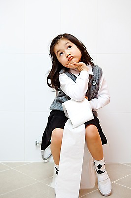 포토 JPG 전신 라이프스타일 여자 어린이교육 교육 초등학생 어린이 생각 실내 한명 사람 앉기 동양인 소녀 라이프 앞모습 유치원 유치원생 한국인 화장지 유치원생라이프 화장실 유치원복 변기 쉬는시간 소변 배변 용변 여자만 여자한명만 어린이만 소녀만 소녀한명만 국내포토 1 학생 옷 뷰포인트 모션 휴식 인종 내부 생활 파일형식