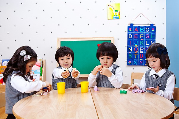 포토 JPG 라이프스타일 여자 어린이교육 교육 남자 어린이 탁자 수업 실내 미술 사람 앉기 동양인 소녀 소년 여러명 상반신 라이프 칠판 유치원 유치원생 한국인 유치원생라이프 책상 유치원복 점토 미술교육 어린이만 국내포토 옷 가구 다수 모션 문화예술 인종 내부 생활 파일형식