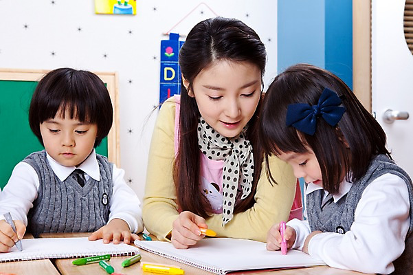 포토 JPG 라이프스타일 여자 어린이교육 교육 남자 어린이 탁자 수업 실내 미술 사람 앉기 동양인 소녀 소년 상반신 라이프 세명 하이앵글 교사 칠판 유치원 유치원생 한국인 그리기 유치원생라이프 책상 스케치북 그림 크레파스 유치원복 미술교육 유치원선생님 어린이만 아이돌봄 국내포토 직업 옷 뷰포인트 가구 모션 문화예술 학용품 인종 내부 생활 파일형식 돌봄서비스