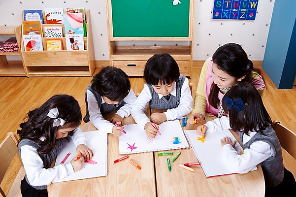 포토 JPG 라이프스타일 여자 어린이교육 교육 남자 어린이 탁자 수업 실내 미술 사람 앉기 동양인 소녀 소년 여러명 상반신 라이프 하이앵글 교사 칠판 유치원 유치원생 한국인 그리기 유치원생라이프 책상 스케치북 그림 크레파스 유치원복 미술교육 유치원선생님 어린이만 아이돌봄 국내포토 직업 옷 뷰포인트 가구 다수 모션 문화예술 학용품 인종 내부 생활 파일형식 돌봄서비스